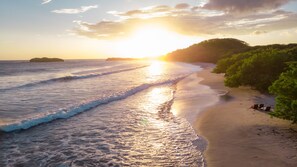 Playa privada cerca, arena blanca, tumbonas y toallas de playa