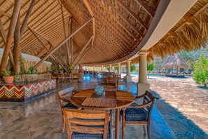 Petit déjeuner, déjeuner et dîner servis sur place, vue sur la plage