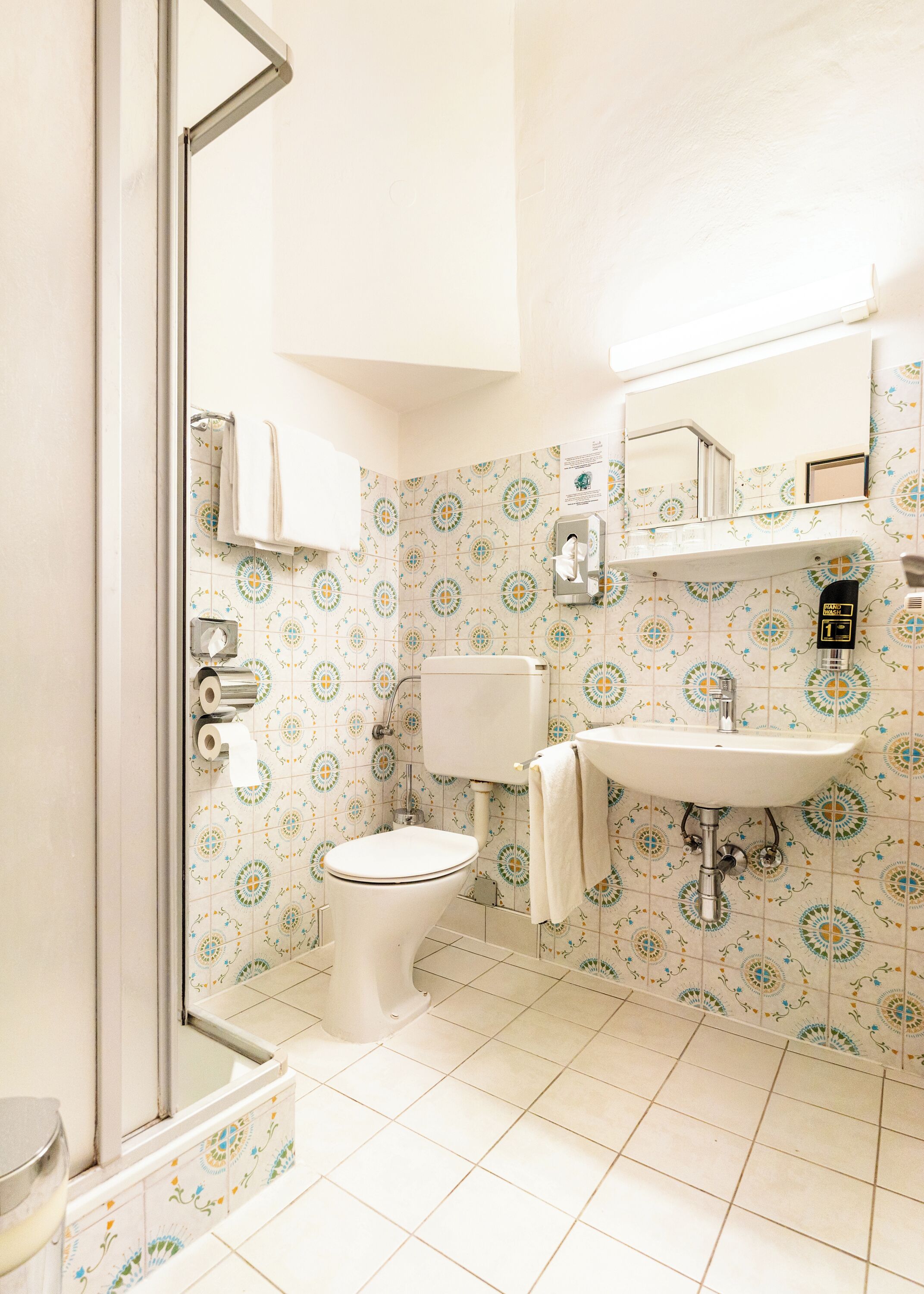 Habitación individual superior | Baño | Regadera, amenidades de baño gratuitas, secadora de cabello, toallas 