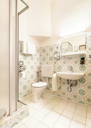 A bathroom with a toilet, sink, and shower. - Hotel Mariahilf (Graz)