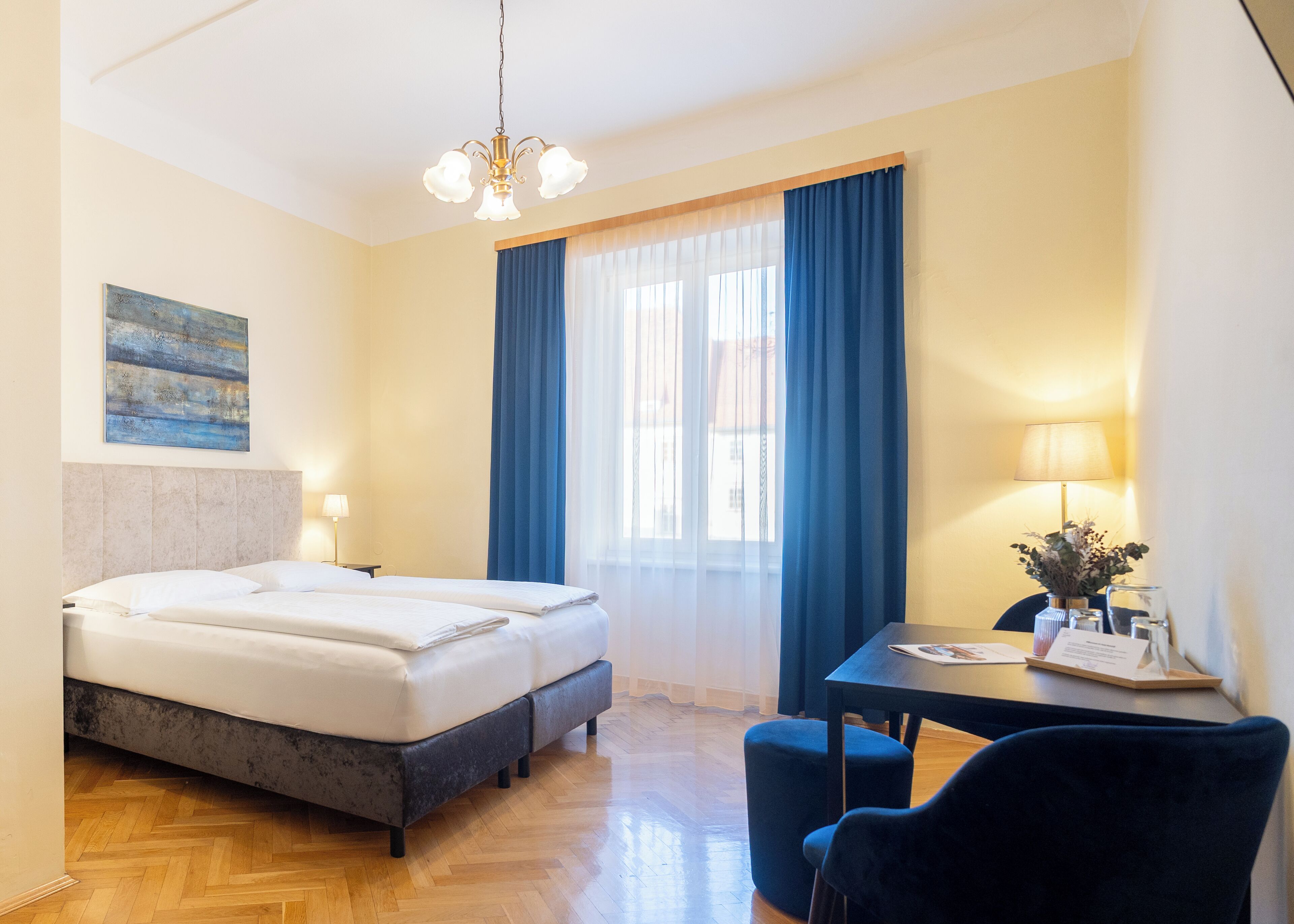 Habitación doble superior | Escritorio, tabla de planchar con plancha, wifi gratis y ropa de cama 