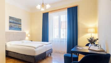 Habitación doble superior | Escritorio, tabla de planchar con plancha, wifi gratis y ropa de cama