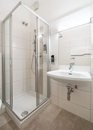 Kamar Twin Superior | Kamar mandi | Shower, perlengkapan mandi gratis, pengering rambut, dan handuk