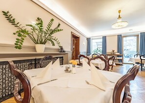 Daily continental breakfast (EUR 19 per person) - Hotel Mariahilf (Graz)