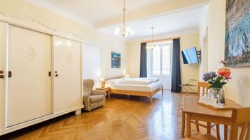 Suite familiar | Escritorio, tabla de planchar con plancha, wifi gratis y ropa de cama