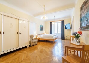 Family Suite | Desk, iron/ironing board, free WiFi, bed sheets - Hotel Mariahilf (Graz)