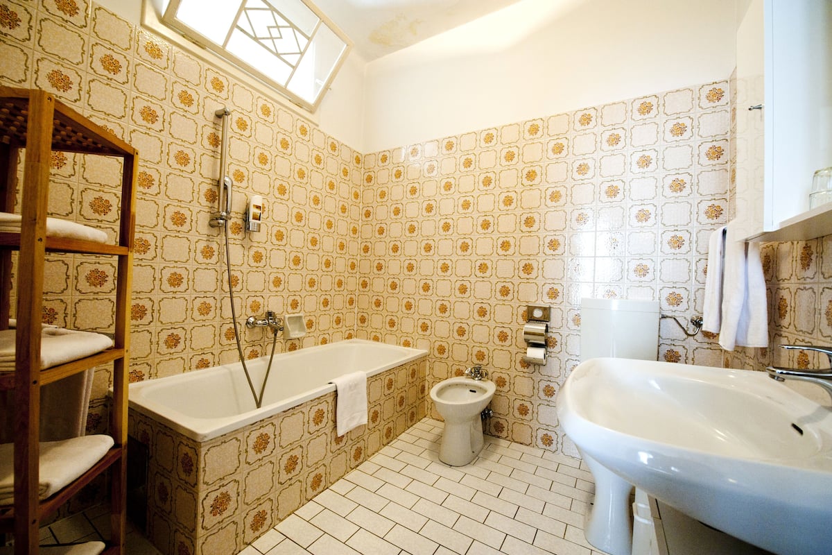 Dusche, kostenlose Toilettenartikel, Haartrockner, Handtücher