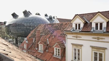 Ein Gebäude mit einer markanten, kuppelartigen Struktur und traditionellen roten Ziegeldächern.