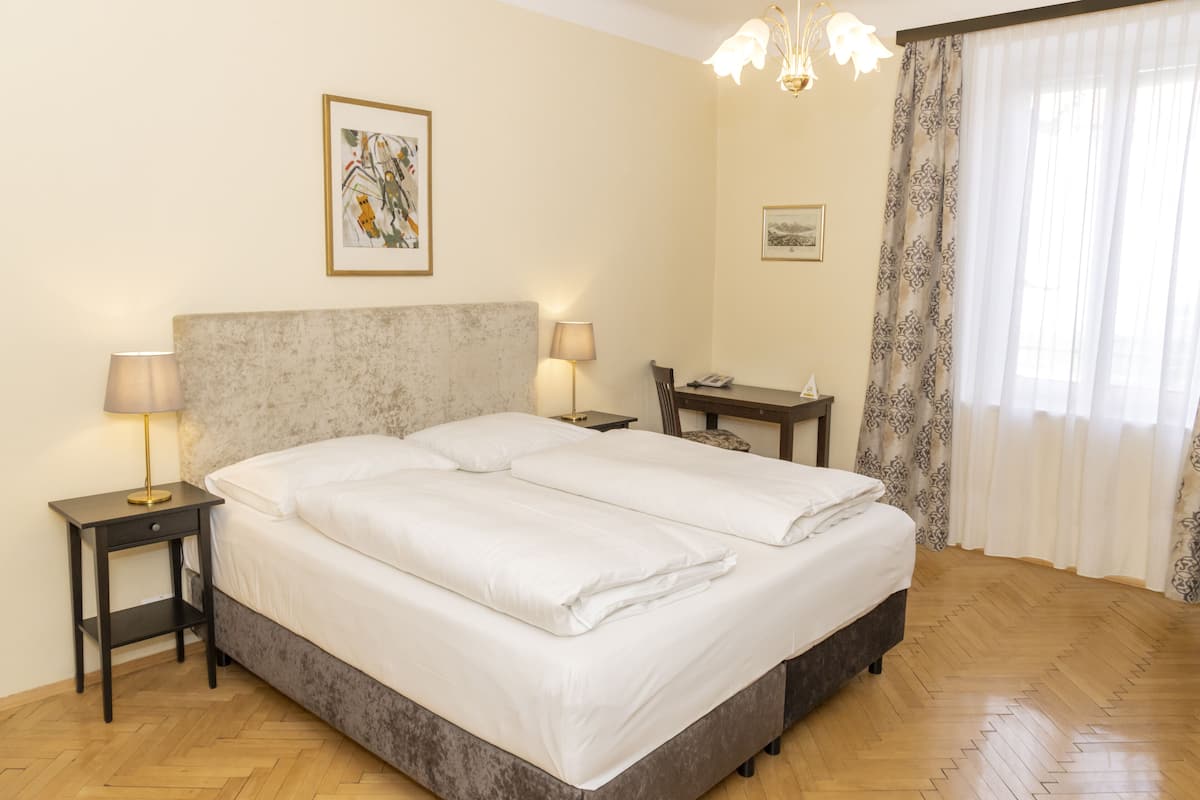 Suite | Schreibtisch, Bügeleisen/Bügelbrett, kostenloses WLAN, Bettwäsche