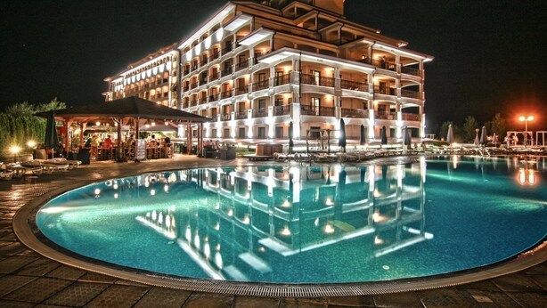 A multi-story hotel with a pool in front. - Casablanca (Nessebar)