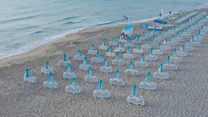 A beach with rows of empty beach chairs and umbrellas. - Casablanca (Nessebar)