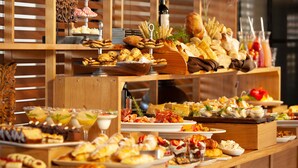Un buffet proposant une variété de plats et de boissons.