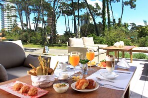Petit déjeuner, déjeuner et dîner servis sur place, vue sur la piscine