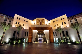 Front of property - evening/night at Hilton Vacation Club Cabo Azul Los Cabos