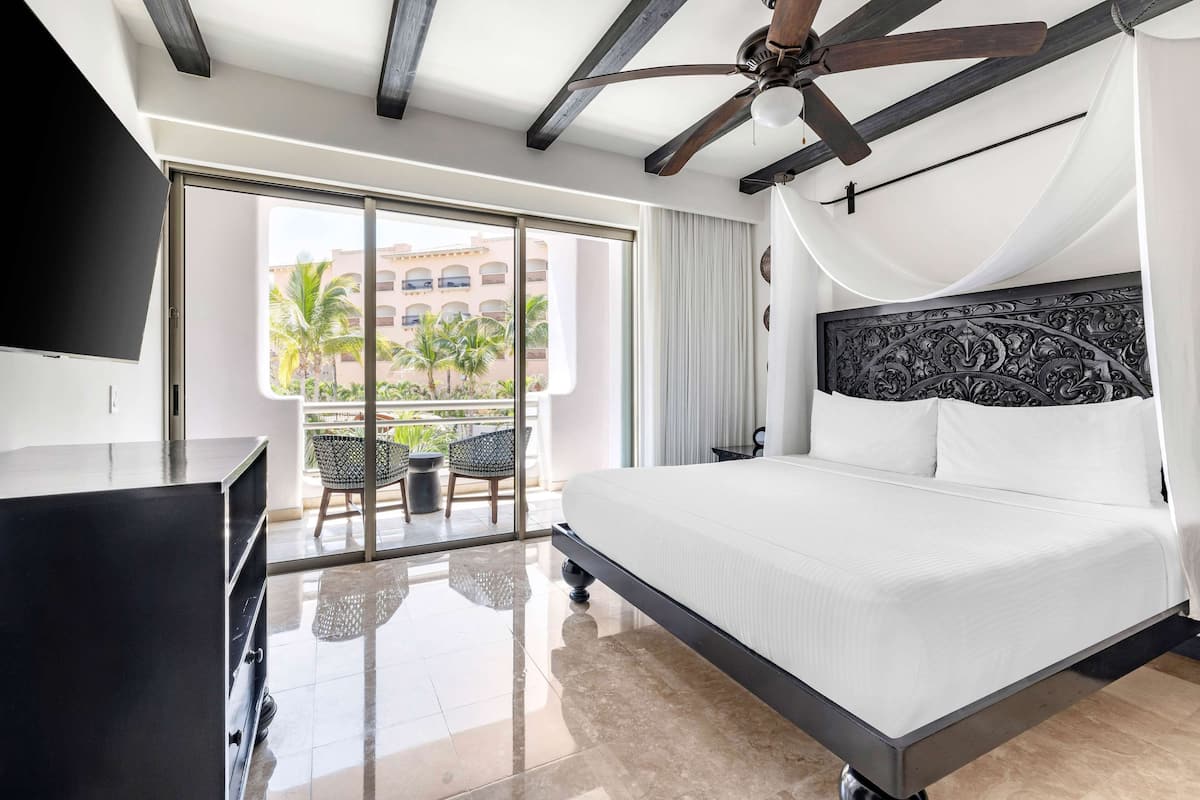 Premium bedding, in-room safe, iron/ironing board, free WiFi