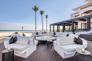 2 restaurants servant le petit déjeuner, le déjeuner et le dîner