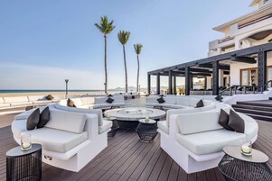 2 restaurants; breakfast, lunch, and dinner served
