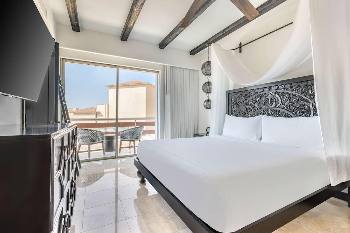 2 BEDROOM 1 KING 1 QN GARDEN VW SUITE BALCONY