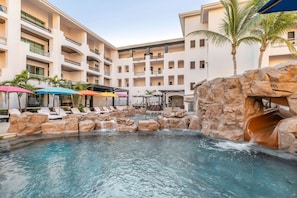 6 piscines extérieures, cabanons gratuits, parasols de plage
