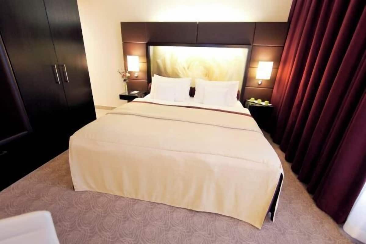 Hypo-allergenic bedding, in-room safe, desk, laptop workspace