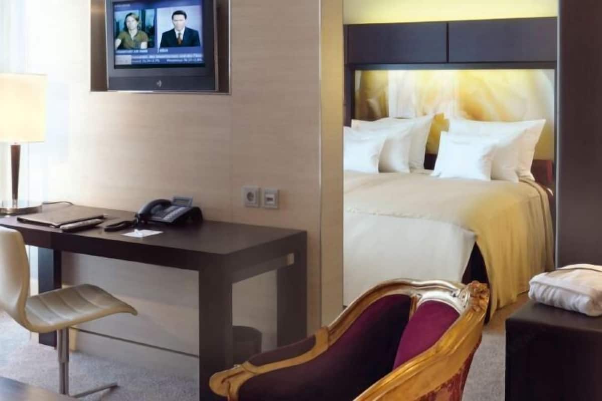 Hypo-allergenic bedding, in-room safe, desk, laptop workspace
