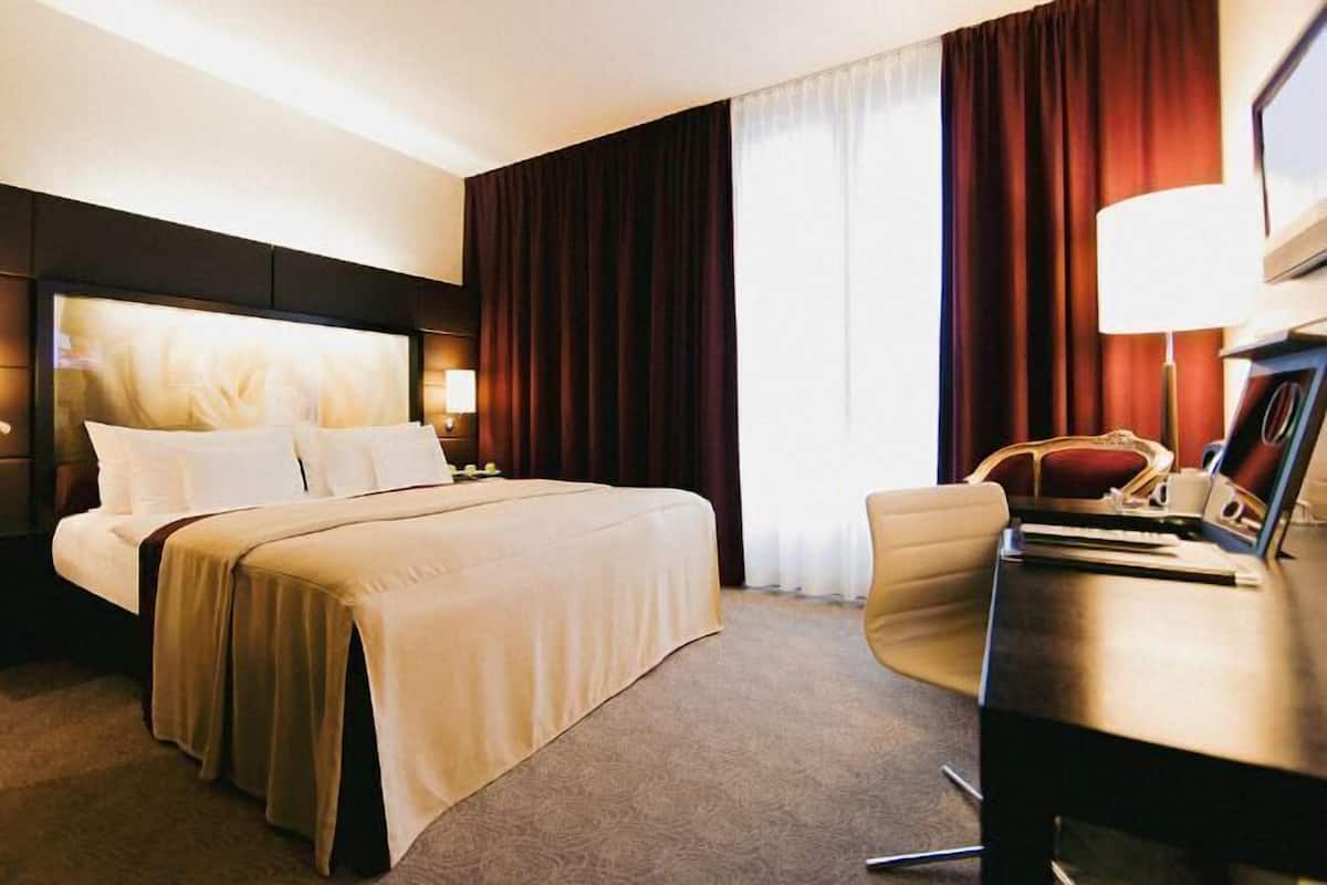 Hypo-allergenic bedding, in-room safe, desk, laptop workspace