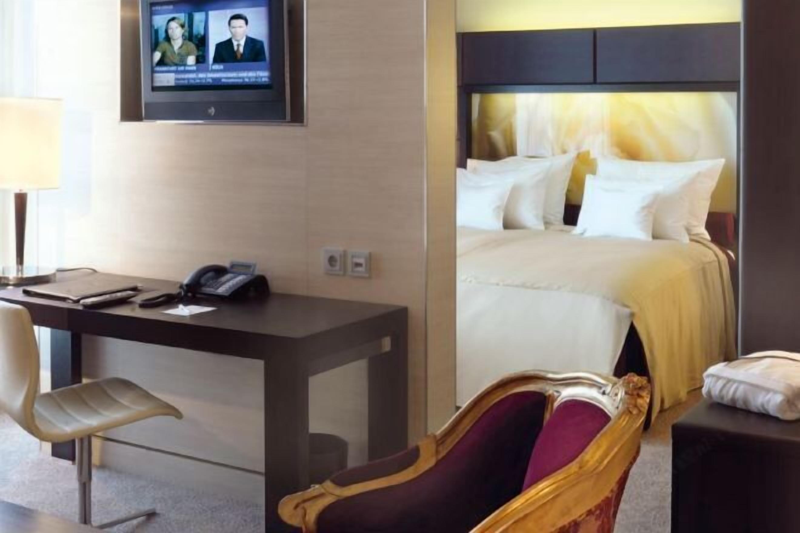 Literie hypoallergénique, coffres-forts dans les chambres, bureau