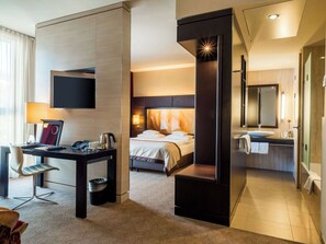 Allergitestade sängkläder, värdeförvaringsskåp på rummet och skrivbord