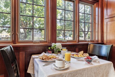 Isaiah Jones Homestead Bed & Breakfast