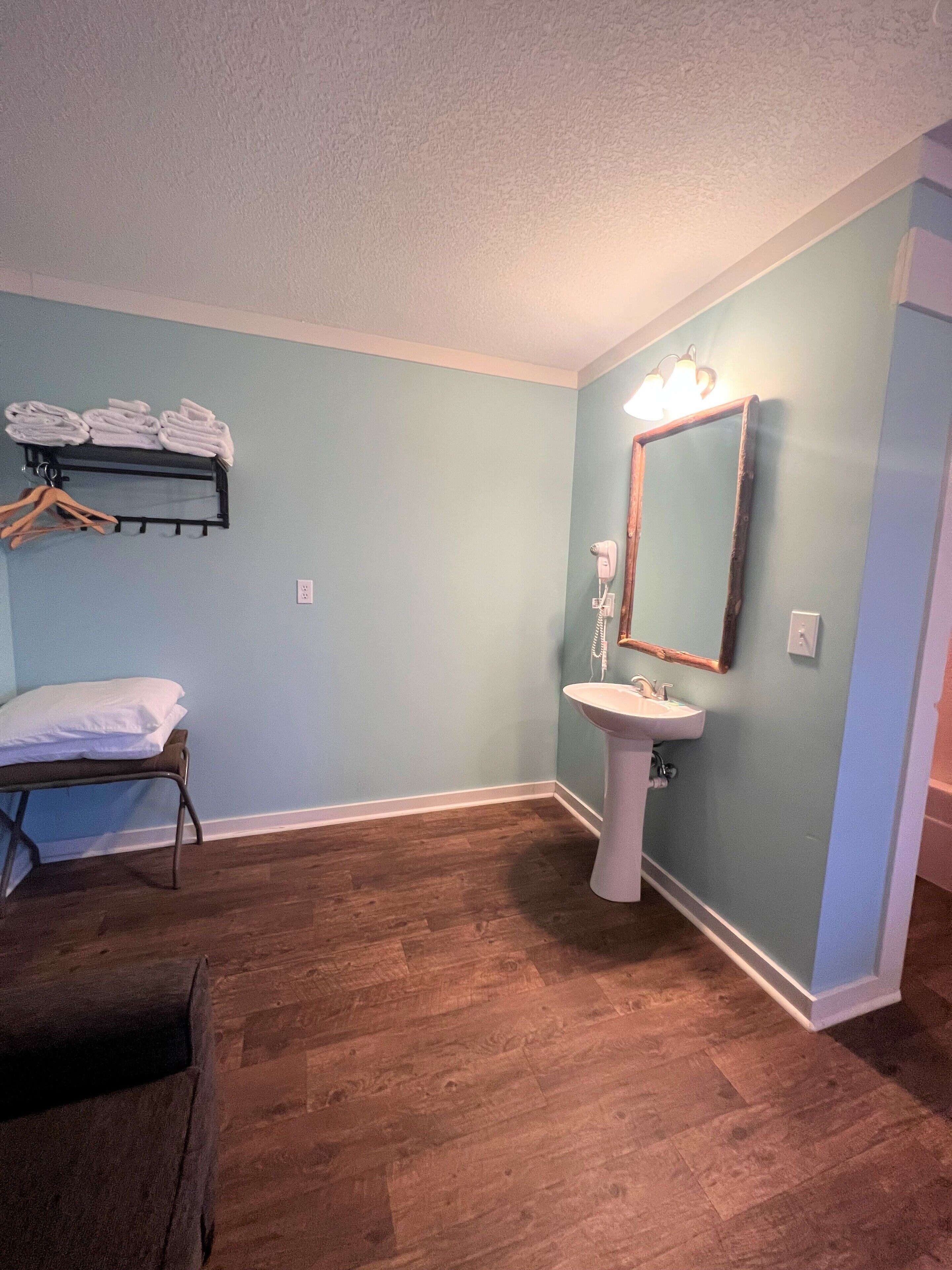 inn room 2 queen deluxe suite  | bathroom | combined shower/bathtub, free toiletries, towels