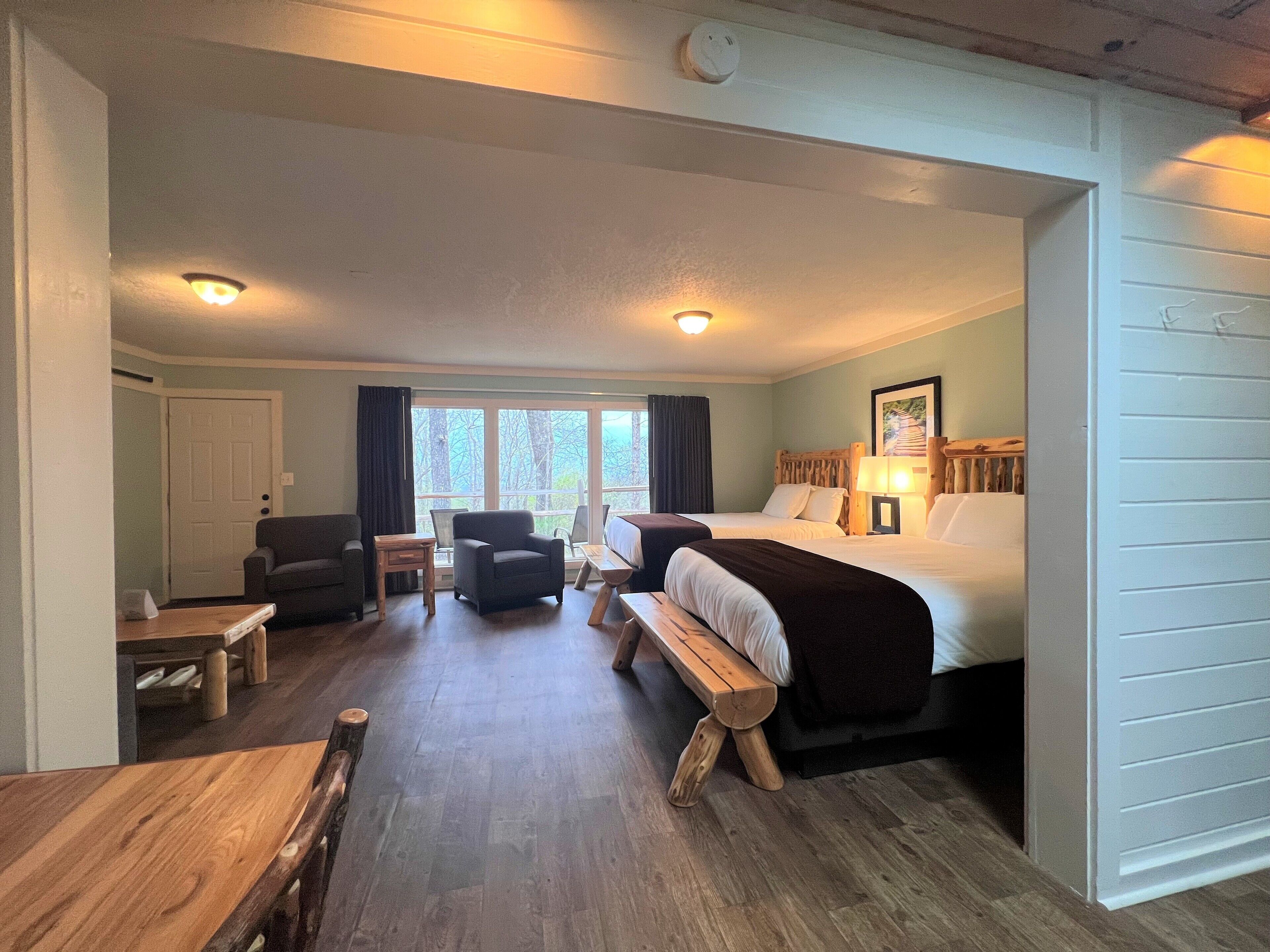 Inn Room 2 Queen Deluxe Suite 