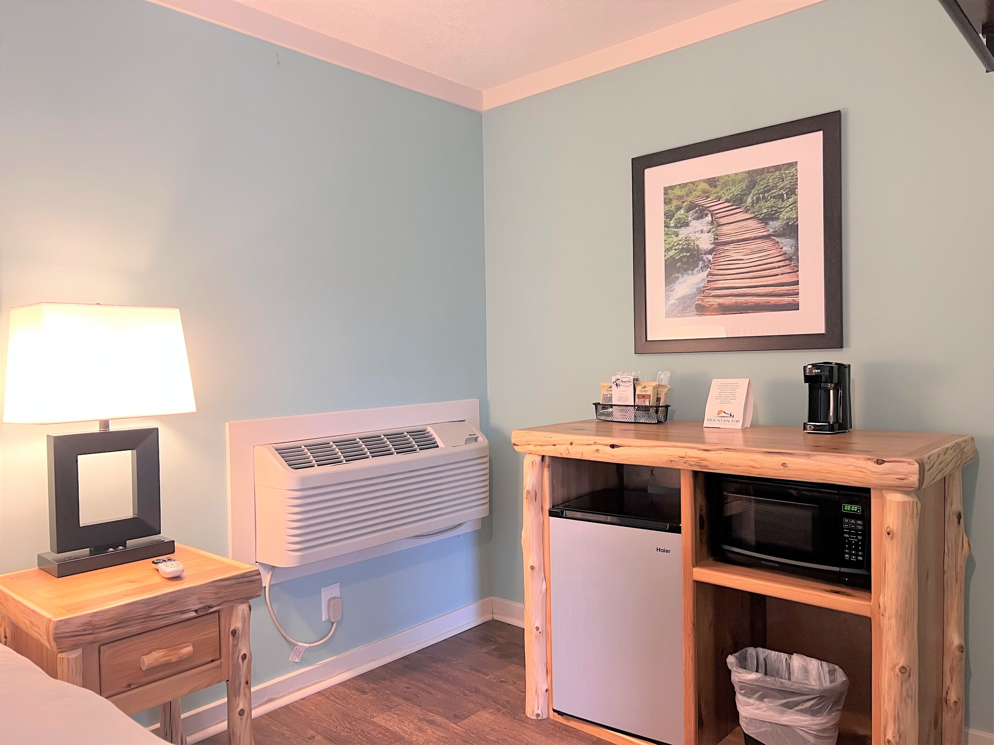 inn room 1 queen bed  | in-room dining