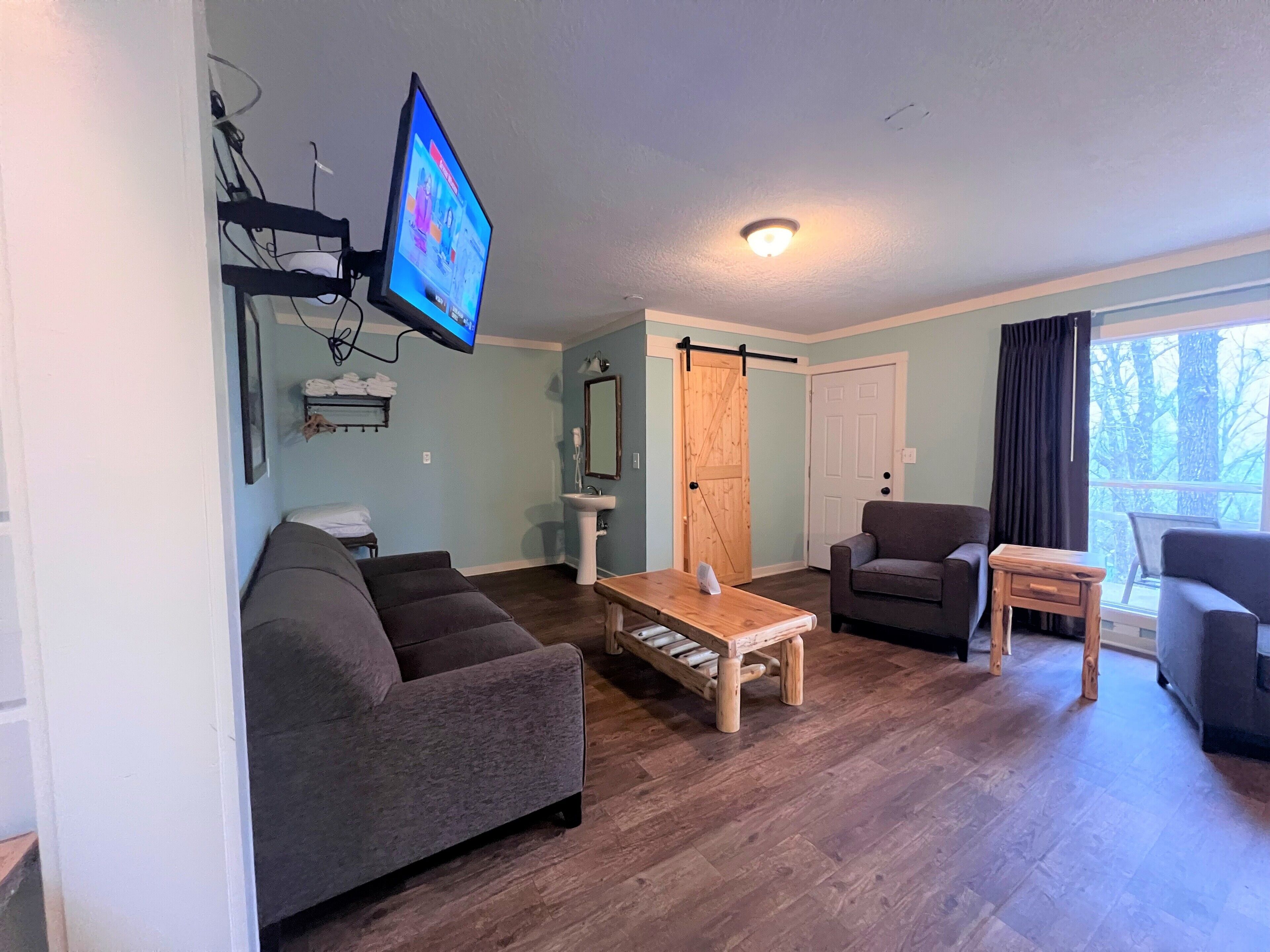 inn room 2 queen deluxe suite  | free wifi, bed sheets