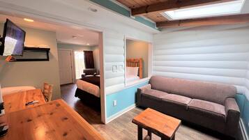 Dubbelrum - 1 queensize-säng med bäddsoffa | Vardagsrum | 32-tums platt-tv med satellitkanaler och tv