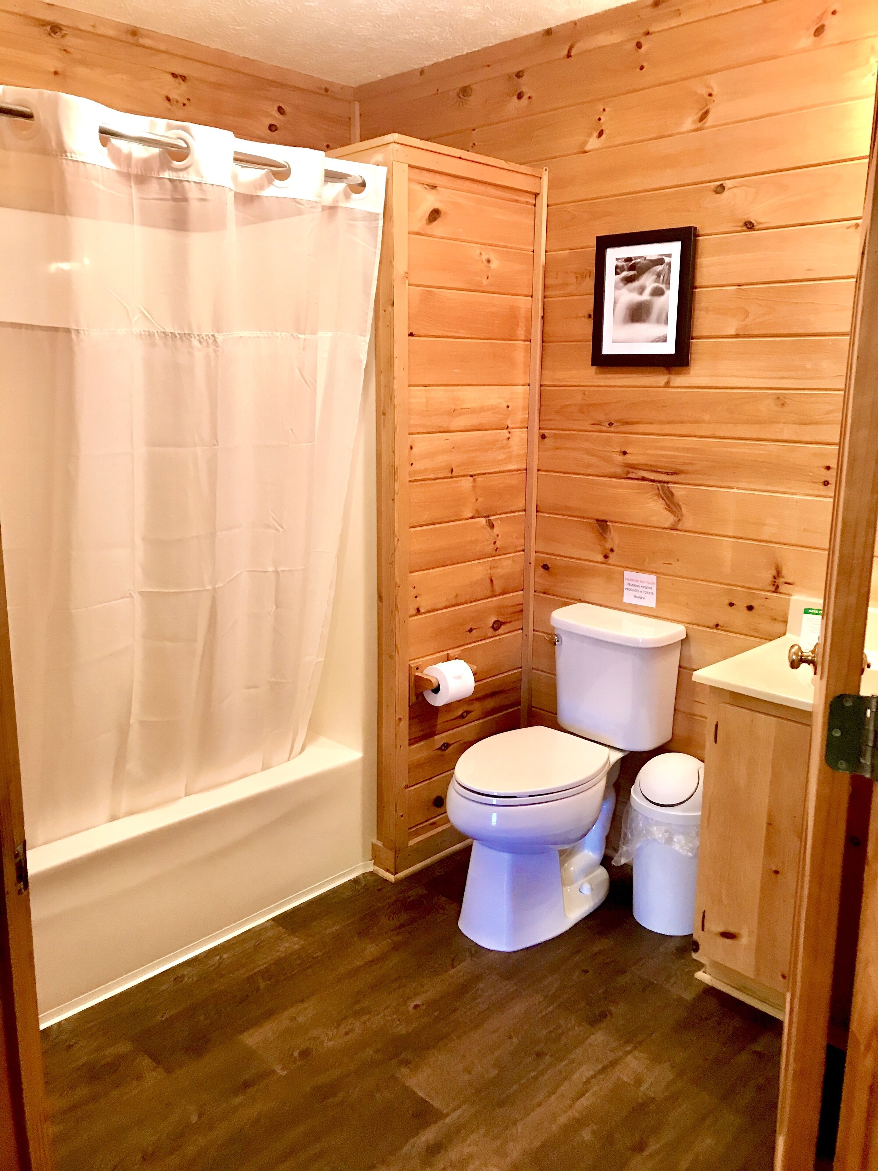 room, 1 king bed | bathroom | combined shower/bathtub, free toiletries, towels