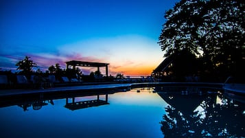 Piscina stagionale all'aperto, ombrelloni da piscina, lettini