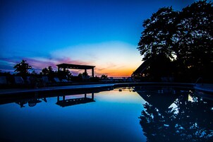 季节性开放的室外游泳池，池畔遮阳伞，日光浴躺椅