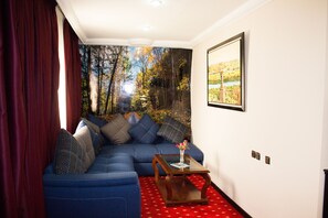 Phòng Suite Junior | Khu phòng khách | TV LED 32-inch có truyền hình vệ tinh, TV 