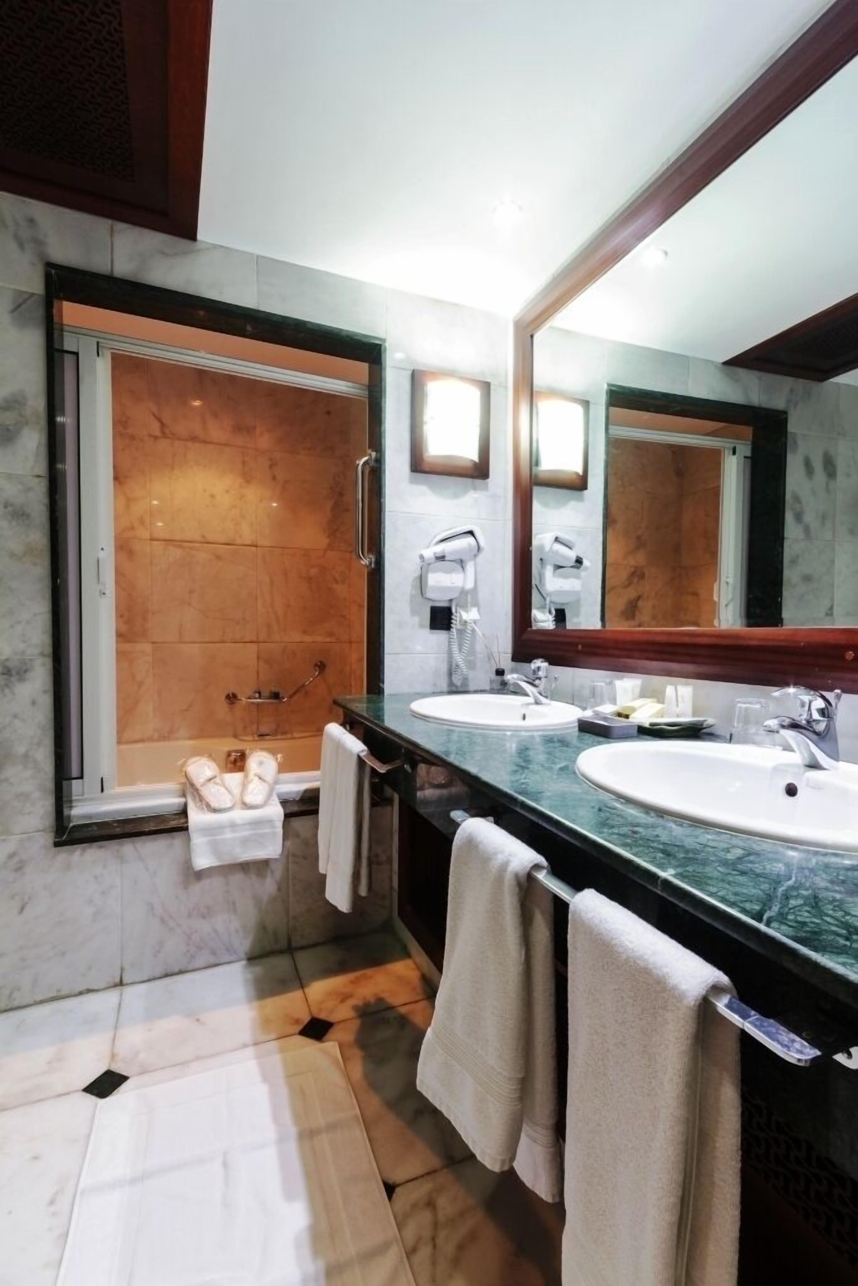 senior suite | bathroom | combined shower/bathtub, free toiletries, hair dryer, bathrobes