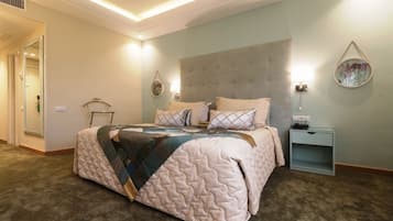 Suite junior | Ropa de cama de alta calidad, minibar, caja fuerte y escritorio