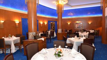 2 restaurantes; se sirve desayuno, almuerzo y cena; cocina francesa