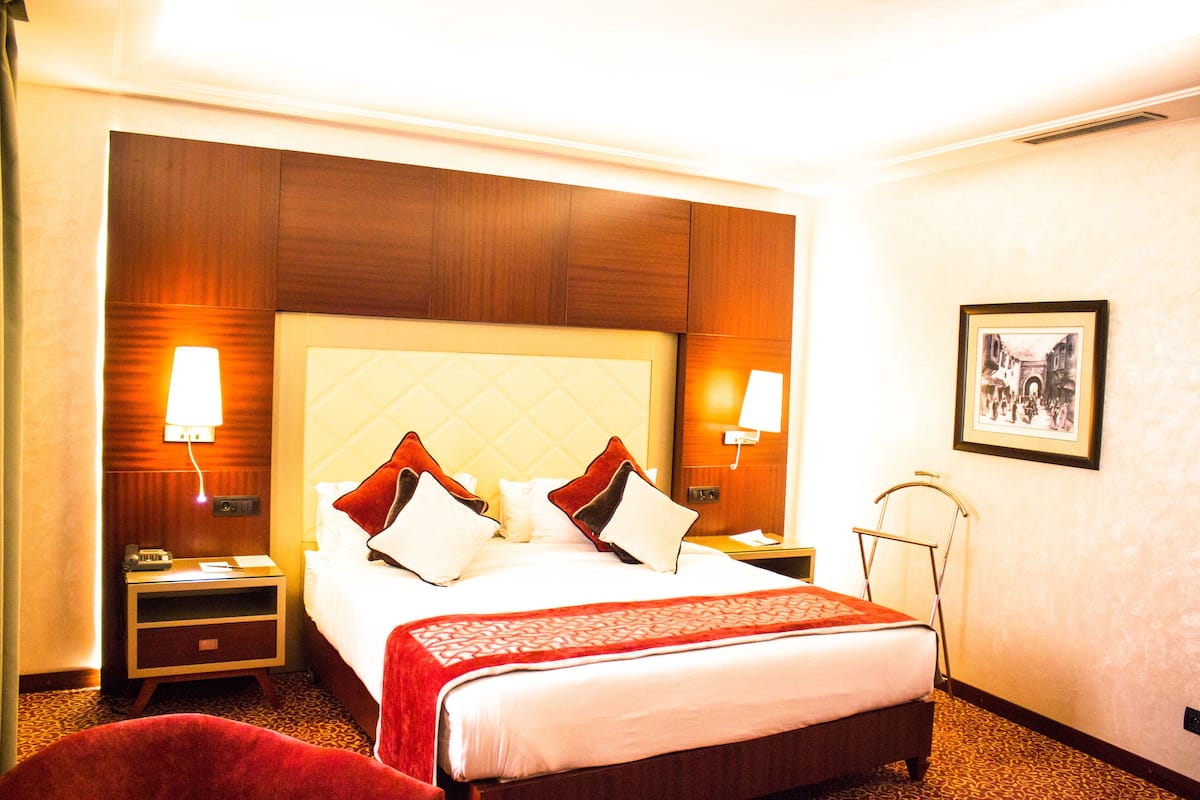 Senior Suite | Peralatan tempat tidur premium, bar mini, peti besi dalam bilik, meja