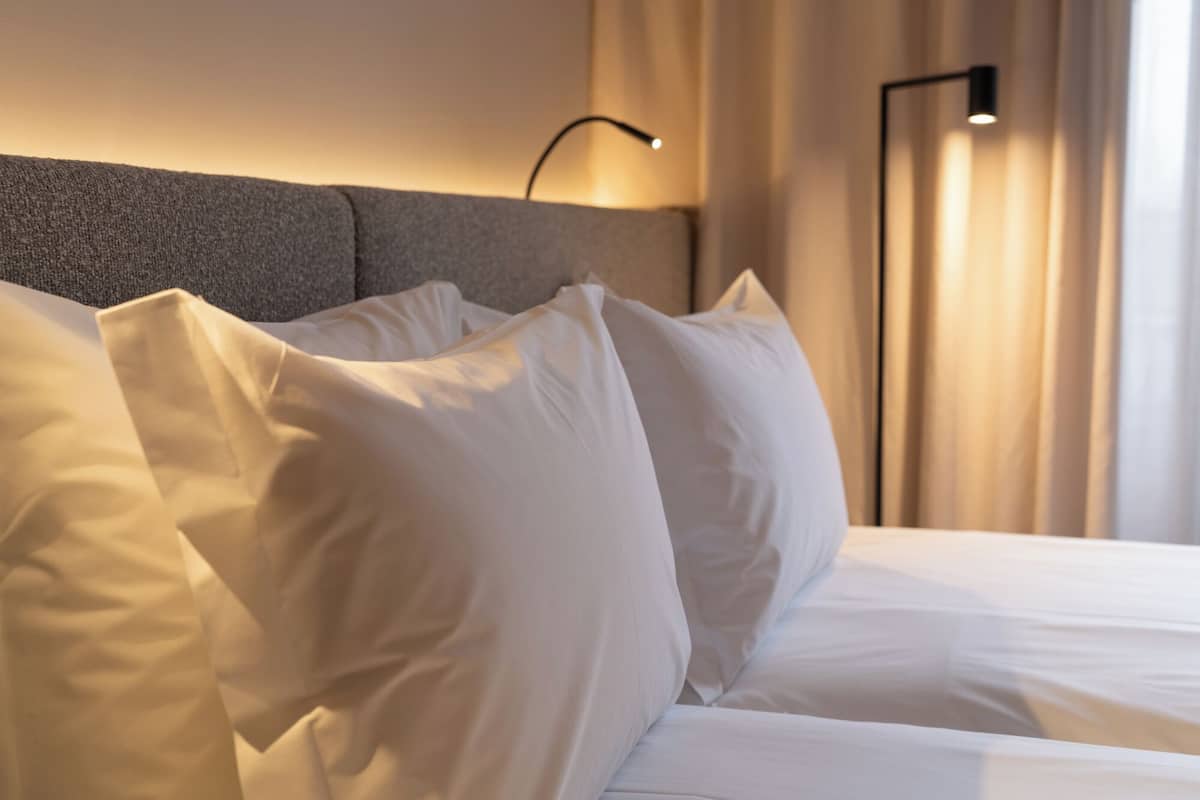 ميني بار وخزنة داخل الغرفة ومكتب وواي فاي مجانًا