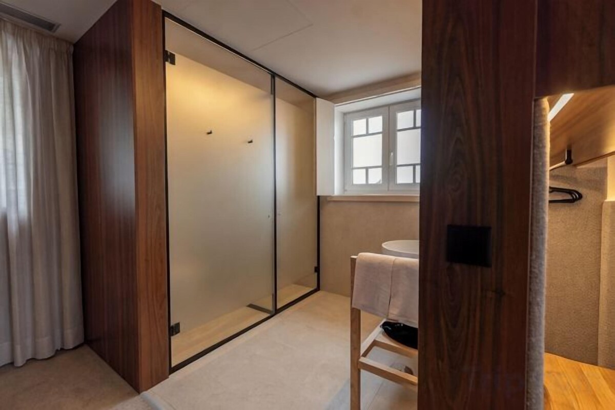 Kamar mandi | Perlengkapan mandi gratis, pengering rambut, dan handuk