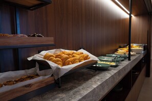 Caf�é da manhã com buffet todos os dias mediante uma taxa