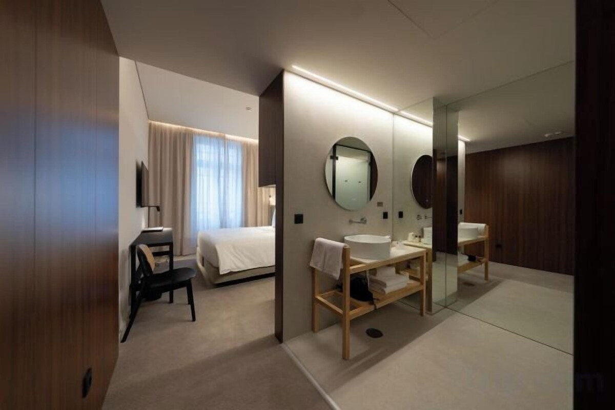 Minibar, brankas, meja kerja, dan Wi-Fi gratis