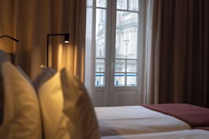 Minibar, brankas, meja kerja, dan Wi-Fi gratis