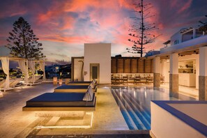 Εξωτερική πισίνα, ομπρέλες πισίνας, ξαπλώστρες