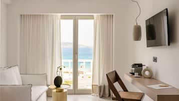 Deluxe Room | Living area | Smart TV