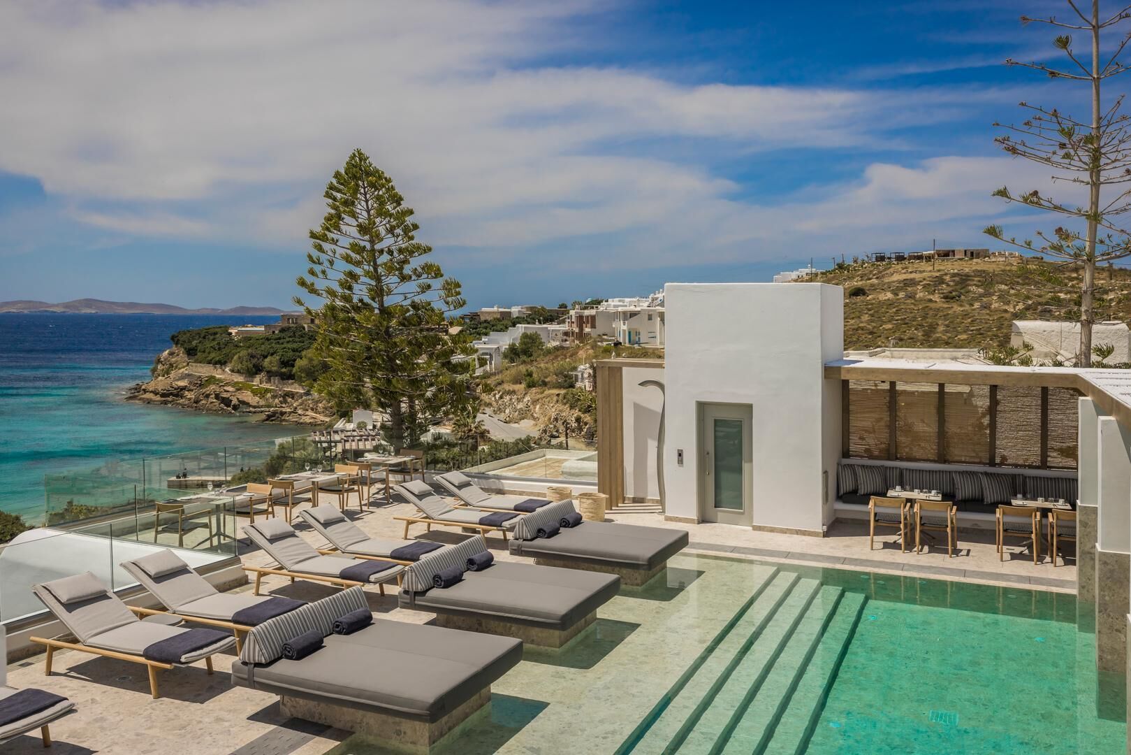 Piscina externa, funciona das 11h às 19h, guarda-sóis, espreguiçadeiras
